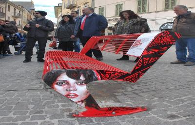 San Benedetto: inaugurata in piazza Matteotti la ''panchina rossa''