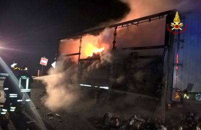 Panico lungo l'autostrada A14, va a fuoco tir carico di pannolini