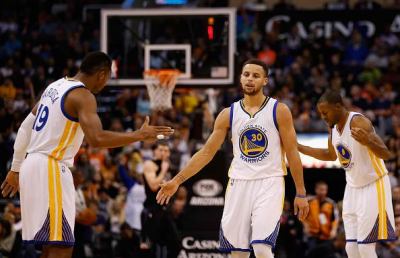 Steph Curry è il nuovo dio del basket, incredibile canestro contro Utah!