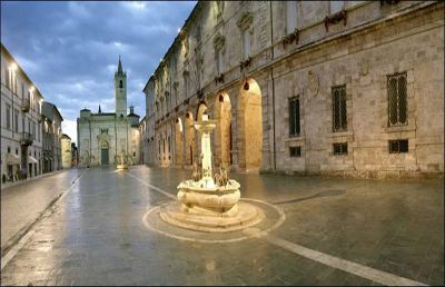 Pasqua ad Ascoli, ordinanza per utilizzo area pedonale piazza Arringo