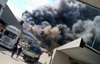 Ascoli, incendio in zona industriale. Impressionante colonna di fumo nero