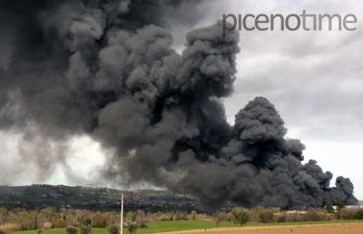 Italpannelli a fuoco, nube di fumo nero avvolge tutto l'Ascolano