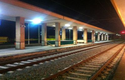 Corre nuda sui binari in piena notte, poliziotti evitano il peggio