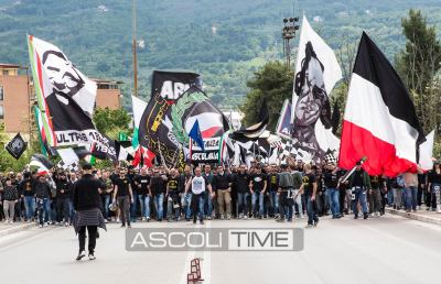 Ascoli-Salernitana, bandiere e sciarpe al vento per il corteo degli Ultras 1898