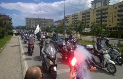 ''Scooterata bianconera'', entusiasmo per passaggio pullman Ascoli a Monticelli