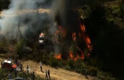 Paura al Rally di Portogallo, auto esce di strada e causa incendio incredibile