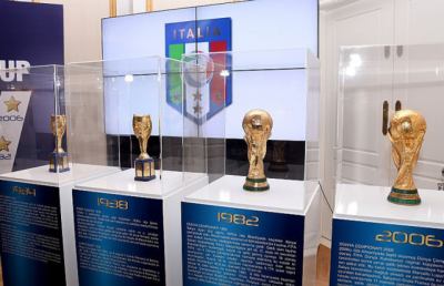 Le quattro coppe del mondo della Nazionale italiana esposte a Verona