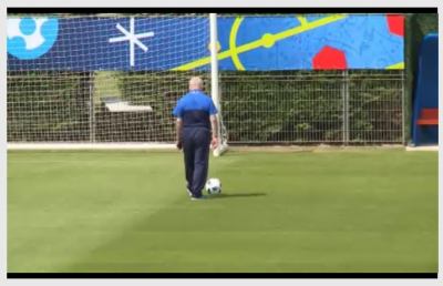 Italia, si allena anche il presidente Tavecchio: palleggi e tiri in porta...
