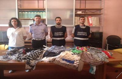 Antiabusivismo, Guardia Costiera sequestra 155 capi di abbigliamento