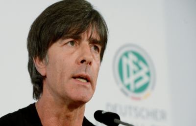 Il ct Loew si scalda in vista di Italia-Germania, incredibile gol da corner! 