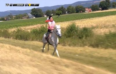 Tour de France, folle corsa a cavallo ''contro'' il gruppo