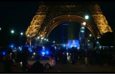 Parigi, rabbia e delusione per i tifosi francesi. Incidenti sotto la Tour Eiffel