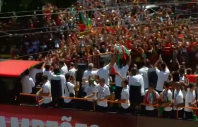 Grande festa in Portogallo, Cristiano Ronaldo e compagni in parata a Lisbona