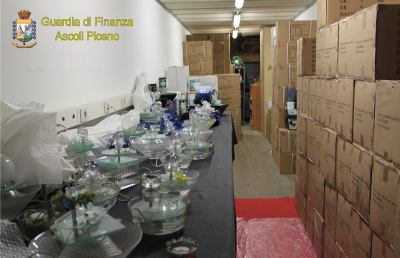 San Benedetto, Finanza sequestra oltre 10mila prodotti con marchio contraffatto