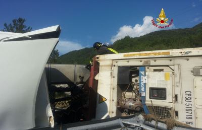 Arquata del Tronto, tir si ribalta sulla Salaria. Ferito conducente