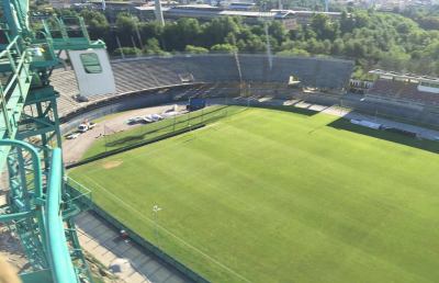 Tribuna Est Del Duca, installata super gru. Castelli: “Cambia skyline Ascoli”