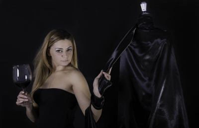 Master Sommelier, l'ascolana Valeria Cesari crea abiti che raccontano vini