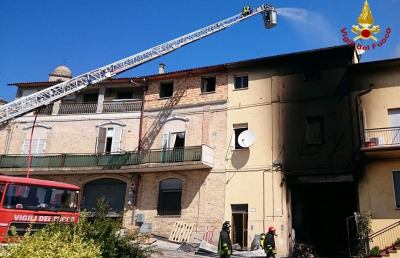 Incendio in un deposito di filati, intervengono Vigili del Fuoco Ascoli