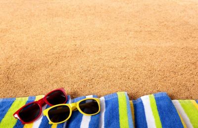 Oggetti più dimenticati in spiaggia: gli occhiali guidano la classifica