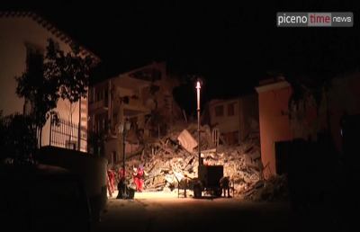 Terremoto, nuova forte scossa all'alba. Sale ancora numero vittime