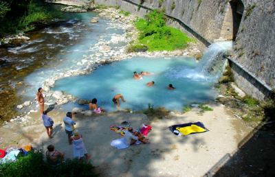 Gli anziani di Ascoli Piceno alle terme di Acquasanta per cicli di terapie