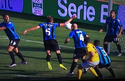 Pisa-Ascoli 2-1, nel finale Chiffi non vede un tocco col braccio in area di Di Tacchio