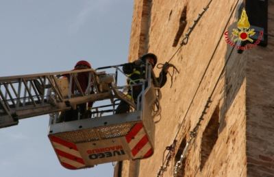 Appignano del Tronto, Vigili del Fuoco eseguono cerchiaggio della Torre campanaria