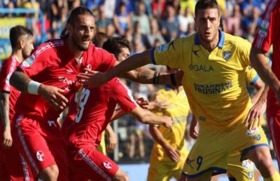 Serie B, posticipi 9° turno: il Frosinone dà spettacolo, derby alla Pro Vercelli