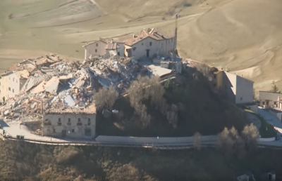 Terremoto, l'Italia che non c'è più: riprese aeree di Norcia, Castelluccio e Ussita