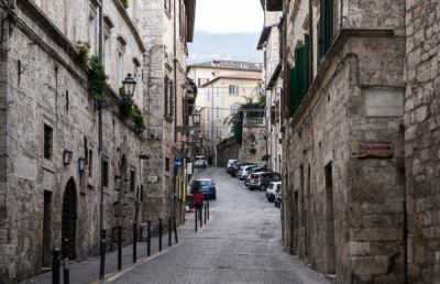 Ascoli, Castelli si rivolge a Regione e Parlamento: “Serve sostegno per unità commerciali”