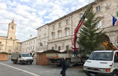 Ascoli Piceno, pronto ad accendersi l'albero di Natale donato dalla ditta Bosch