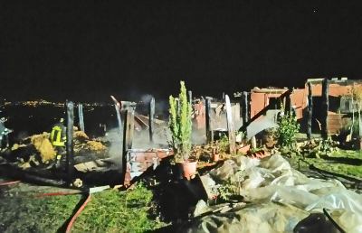 Stalla prende fuoco in piena notte, intervengono pompieri del Comando di Ascoli