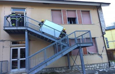Arquata del Tronto, vigili del fuoco recuperano materiale alla scuola media 
