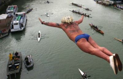 Inizia il 2017, il 29° tuffo nel Tevere di Mister Ok! 