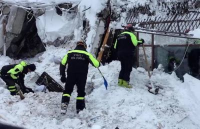 Hotel Rigopiano, Vigili del fuoco: ''Sei persone ancora vive, ci stiamo parlando''