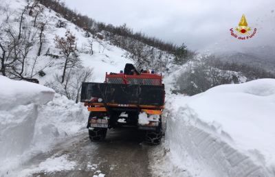 Vigili del fuoco, le immagini dell'apertura della strada a Pozza di Acquasanta