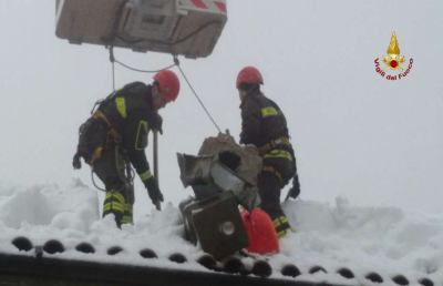 Vigili del fuoco, immagini messa sicurezza tetto ad Acquasanta Terme