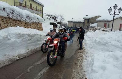 Federazione Motociclistica Italiana in aiuto Vigili del fuoco per raggiungere hotel Rigopiano