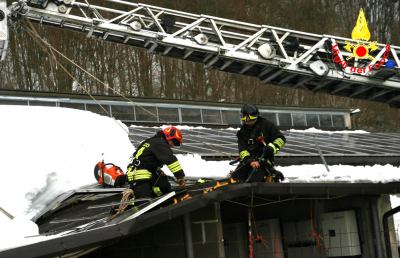 Arquata del Tronto, Vigili del fuoco mettono in sicurezza tetto stalla a Piedilama