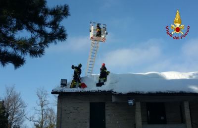 Vigili del fuoco Ascoli, a Montemonaco continua rimozione neve da tetti