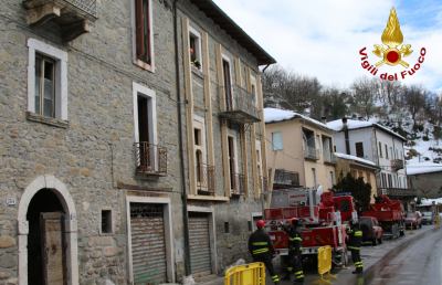 Acquasanta, Vigili del fuoco al lavoro per messa in sicurezza immobile sulla Salaria