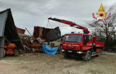 Cossignano, Vigili del fuoco recuperano trattori in una rimessa crollata