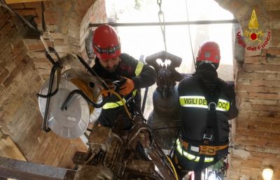 Vigili del fuoco, recuperate le due campane della chiesa di Moregnano