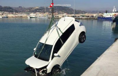 San Benedetto, muore dopo essersi gettato con auto nelle acque del porto