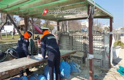 San Benedetto, rimosso gabezo abusivo su spiaggia a nord foce torrente Ragnola