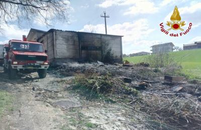 Vigili del Fuoco, domato incendio potature e copertoni a Francavilla d'Ete