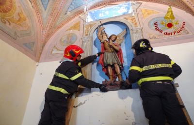 Ascoli, Vigili del fuoco recuperano opere d'arte nella frazione di Porchiano
