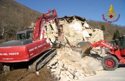 Vigili del fuoco, smontaggio controllato a Capodacqua di Arquata del Tronto
