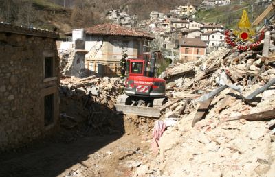 Vigili del fuoco, continua lavoro di rimozione macerie a Capodacqua di Arquata