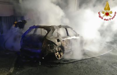 Vigili del fuoco Ascoli, intervento nel cuore della notte per domare incendio auto